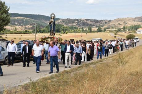 La Virgen de los Dolores recorre las calles de La Vega del Codorno en su día grande