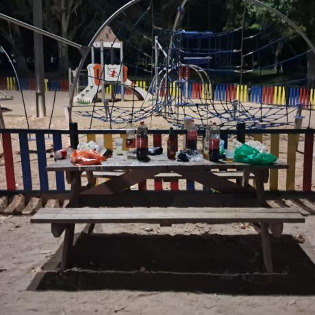 Un centenar de jóvenes provoca desperfectos y suciedad en el parque de Los Moralejos durante un botellón