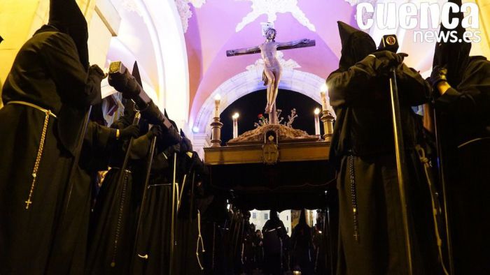 La lluvia no pudo con la procesión de la Vera Cruz