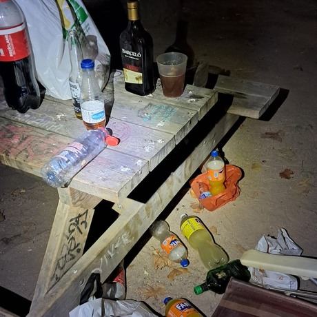 Un centenar de jóvenes provoca desperfectos y suciedad en el parque de Los Moralejos durante un botellón