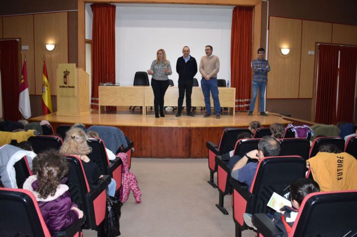 Más de un centenar de escolares de Cuenca participan en un cuentacuentos con motivo del Día del Libro