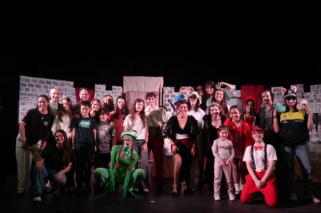 Lleno absoluto en Vara de Rey con ‘Manzanas podridas’ del grupo ‘La chupipandi’