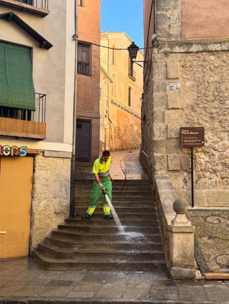 Desbroces, baldeo y eliminación de pintadas en la última fase de la limpieza intensiva del Casco Antiguo