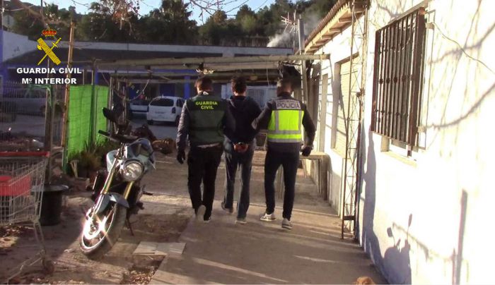 La victima de los dos detenidos por amenazar con un revólver y un machete a un tercero, sufrió graves lesiones y amenazas de muerte