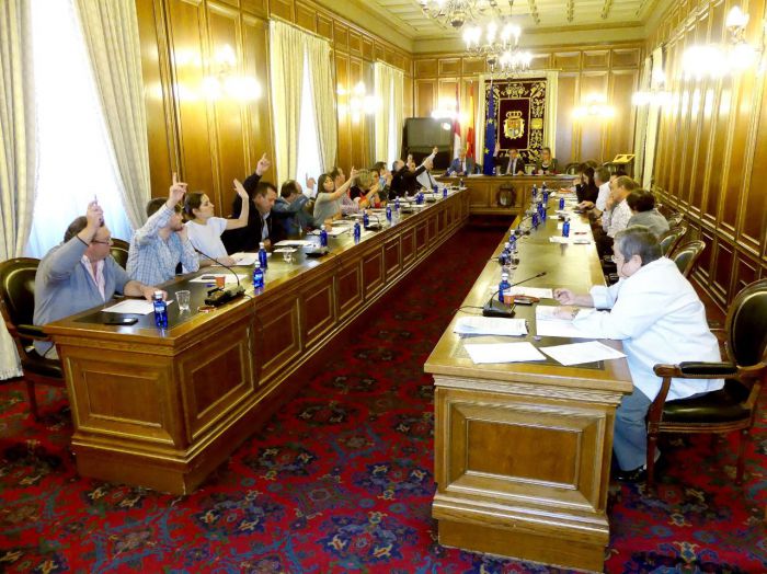 Los grupos políticos con representación en la Diputación se despiden 'con la cabeza bien alta' en el último pleno