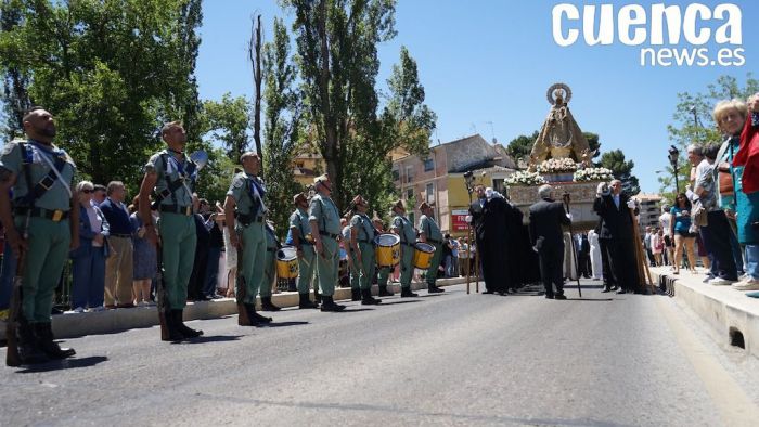 Conquenses y militares acompañan a la Virgen de la Luz por las calles de la capital