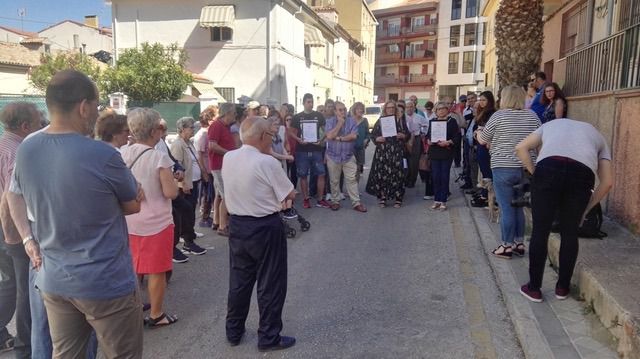 Vecinos de la calle Santiago López se movilizan para evitar la instalación de una antena telefónica