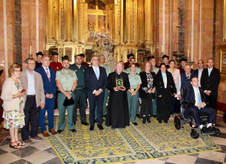 La Guardia Civil impone un broche de plata a la Virgen de la Luz en un emotivo homenaje en la Catedral de Cuenca