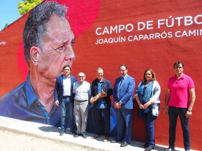 Caparrós recibe el homenaje de Cuenca en el Campo de Fútbol que ya lleva su nombre