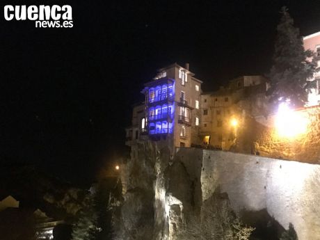 La capital conmemora el Día Mundial del Refugiado iluminando de azul las Casas Colgadas