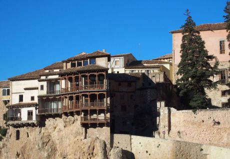 Las Casas Colgadas se iluminan de verde este viernes con motivo del Día Mundial de la ELA