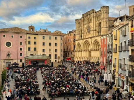 La Carroza del Real vuelve a Cuenca y llena la Plaza Mayor con un recital lírico