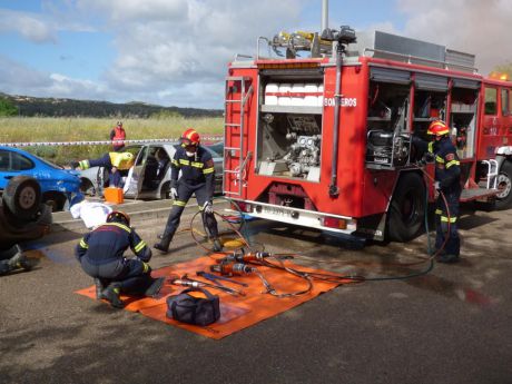 Una veintena de bomberos de Castilla-La Mancha se forman en un curso sobre técnicas de intervención en accidentes de tráfico