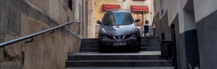 Un coche queda atascado en las escaleras de la Plaza Mayor con la calle del Colmillo