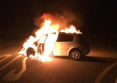 Cuatro guardias civiles afectados en Priego por humo en la extinción de un coche en llamas