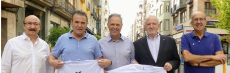 Caparros da a conocer la camiseta de la VIII Carrera Solidaria de Cruz Roja Cuenca