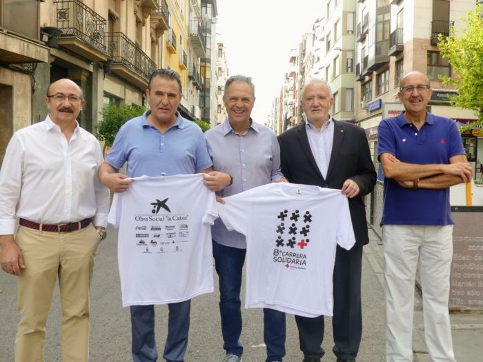 Caparros da a conocer la camiseta de la VIII Carrera Solidaria de Cruz Roja Cuenca
