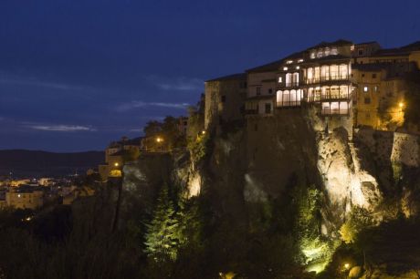 Las Casas Colgadas se iluminan de amarillo este lunes para concienciar sobre el TEL