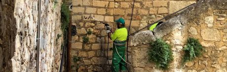 Arranca en el Casco Antiguo una campaña de limpieza de pintadas que se extenderá a toda la ciudad