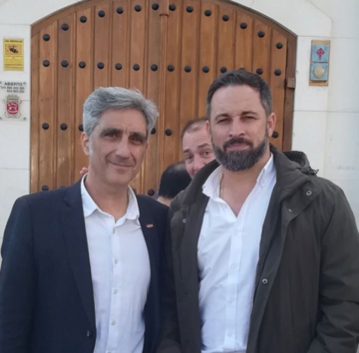  Iván Vélez, número uno de VOX al Congreso por Cuenca, junto al presidente nacional Santiago Abascal