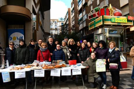 ADOCU ofrece un desayuno caliente en Carretería para celebrar el Día Internacional de las Personas con Discapacidad