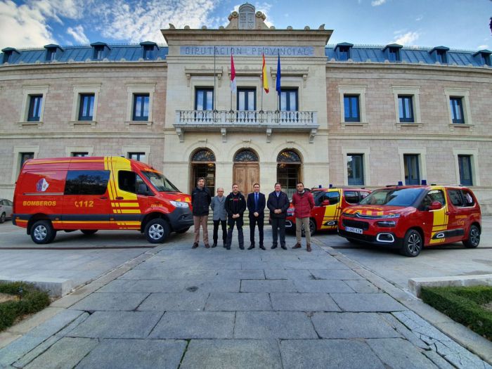 La Diputación presenta los tres nuevos vehículos para el Servicio de Prevención y Extinción de incendios