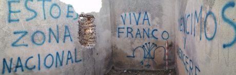 Denuncian pintadas franquistas en el Blocao de Mirabueno