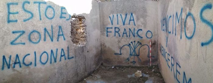 Denuncian pintadas franquistas en el Blocao de Mirabueno