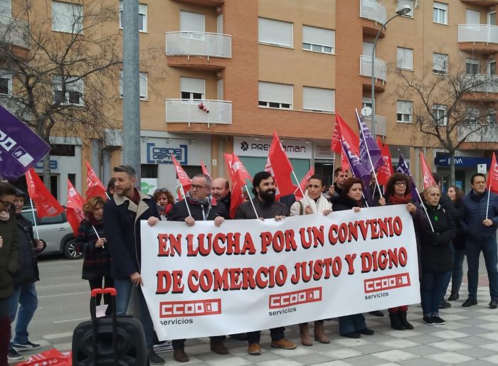 Trabajadores del comercio de Cuenca reclaman ante la patronal un convenio colectivo digno para el sector