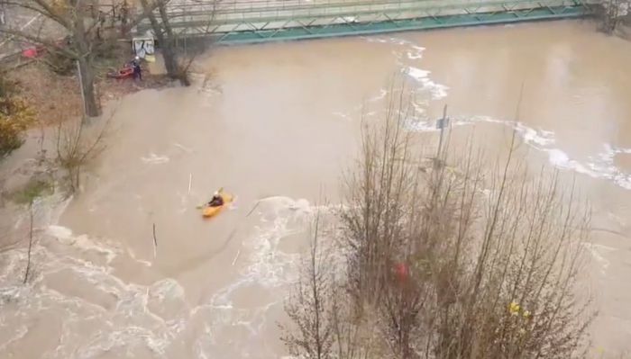 Un imprudente piragüista desafía la crecida del río Júcar