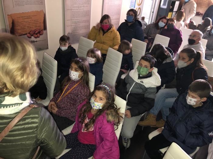 La Asociación de Vecinos de Casablanca visita la fábrica de chocolate “Abadía de Jábaga”