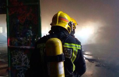 Sofocado el incendio en una nave industrial en la capital que genero una gran columna de humo negra