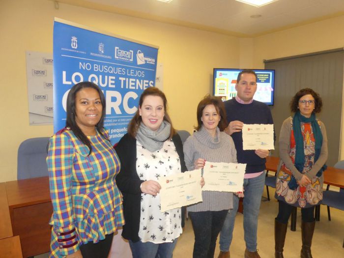 Los Ganadores del segundo Concurso de Escaparatismo Navideño recibieron sus diplomas