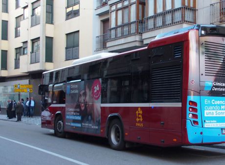 Herido un chico de 16 años tras chocar con su moto contra un autobús urbano