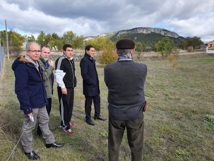 Martínez Chana visita los terrenos donde se ubicará el próximo parque de bomberos de Priego