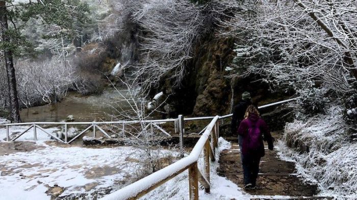 Cascadas invernales en el nacimiento del río Cuervo