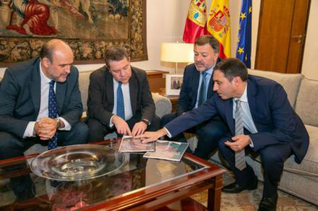 García-Page firma un convenio en materia de caminos y recibe el Proyecto de Singular Interés para el Parque Científico y Tecnológico de Economía Circular de Cuenca