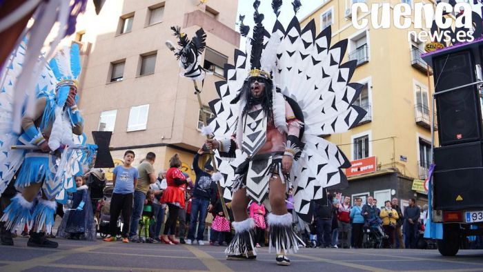 Cuenca celebra el Carnaval con un colorido y multitudinario desfile