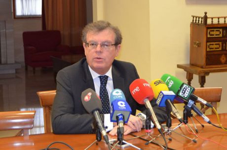 El rector de la UCLM afirma que anunciará su decisión a finales de marzo