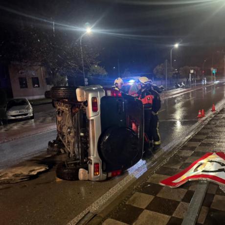 Un coche vuelca en la Avenida San Julián de Cuenca