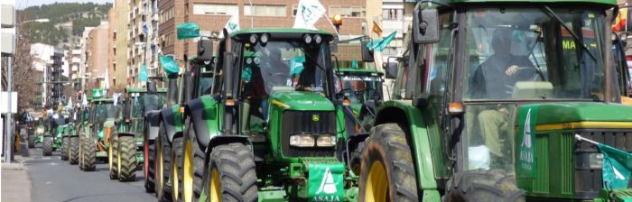 Unos 200 tractores y cientos de agricultores llenan el centro de Cuenca de reivindicaciones en favor de la agricultura y la ganadería