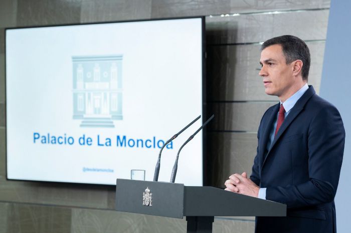 El presidente del Gobierno, Pedro Sánchez, durante la comparecencia en la que ha anunciado que el Consejo de Ministros se reunirá con carácter extraordinario para declarar el estado de alarma previsto en el artículo 116.2 de la Constitución