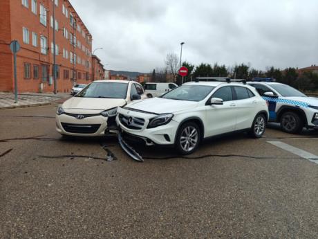 Accidente leve en la intersección de Río Turia y Río Fresneda