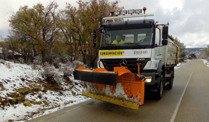 La Diputación tiene trabajando dos camiones quitanieves ante las nevadas de este viernes