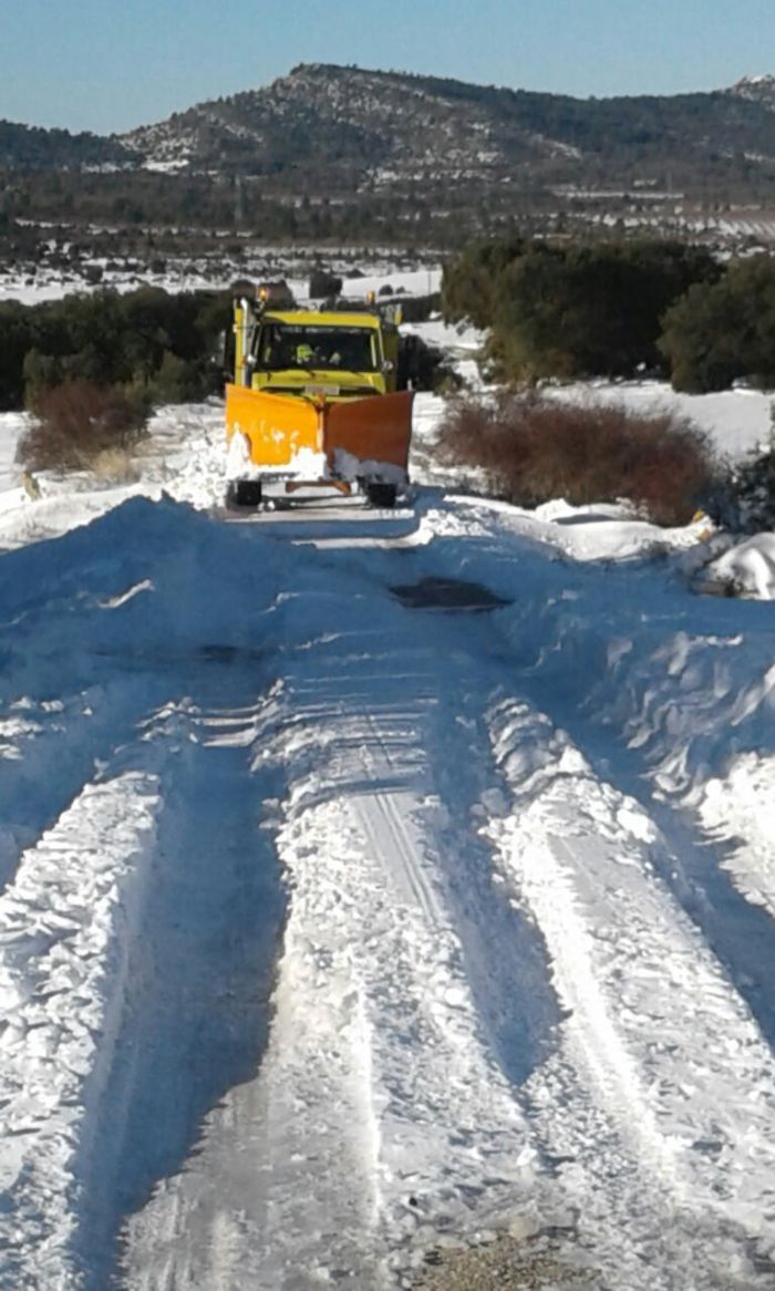 La Diputación ha movilizado esta mañana cinco camiones quitanieves y la situación en la red provincial está controlada