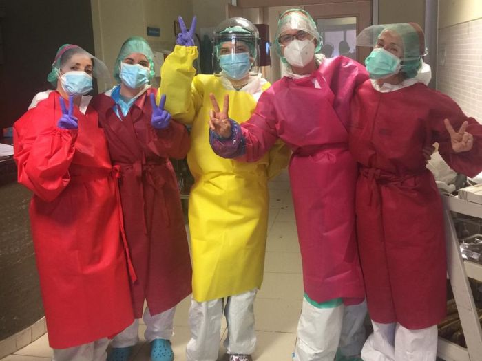 El hospital recibe más de 500 batas confeccionadas por voluntarias conquenses