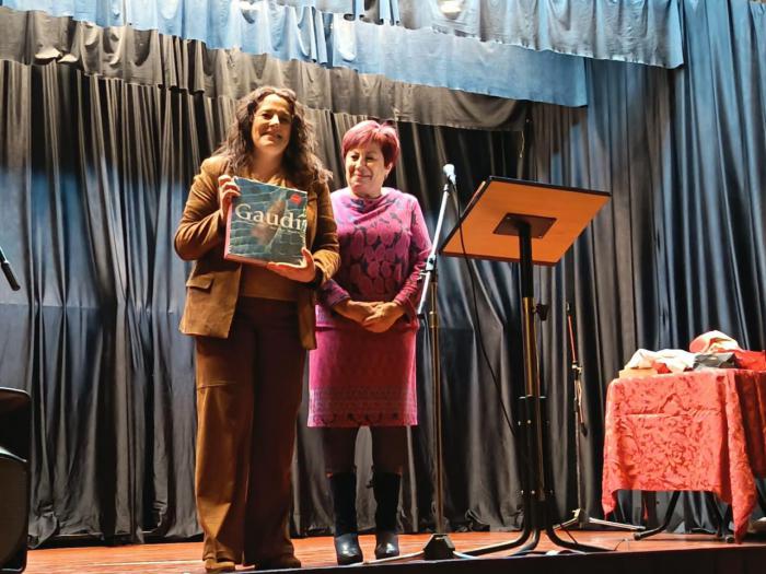 Saray Portillo, durante su pregón en las XXXVIII Jornadas Culturales de San Julián ‘El Cestero’ en la Casa de Cuenca en Barcelona.