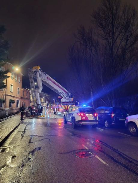 Retiran un árbol con riesgo de caída en la calle San Lázaro sin causar incidencias