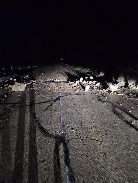 Un desprendimiento de rocas corta momentáneamente la carretera de Palomera en Cuenca