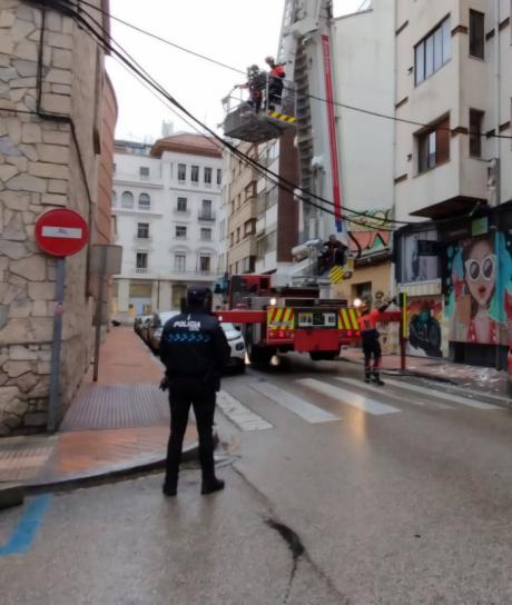 Sustos en Hermanos Valdés tras el impacto de un camión grúa contra una fachada